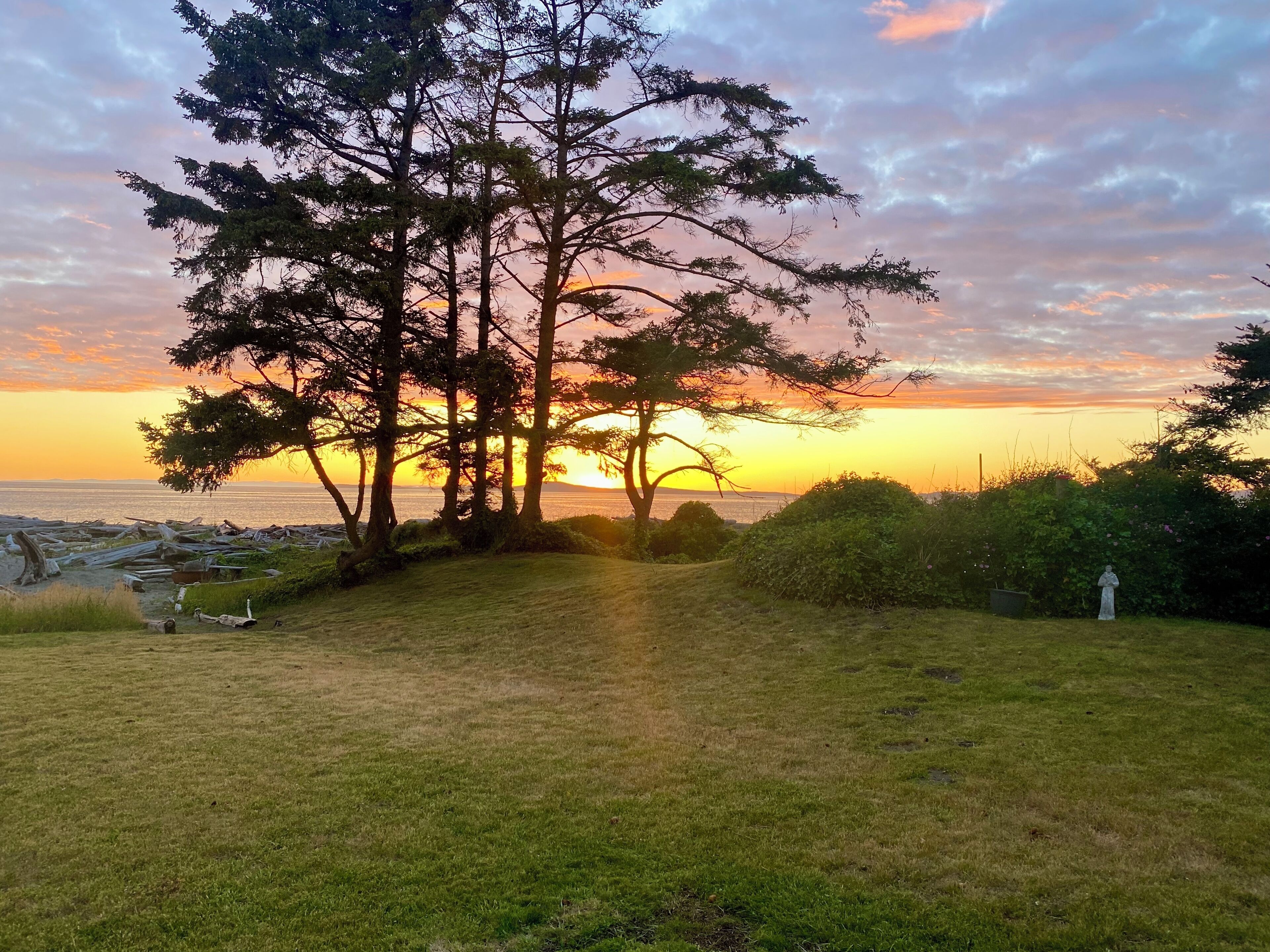 Amazing Sunsets, Westside Beachfront, Resident Eagles & Fire Pit for S’mores!