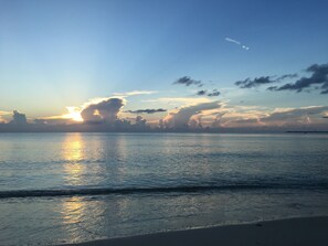 على الشاطئ، كراسي للتشمس، مناشف للشاطئ