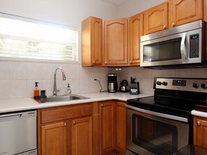 ثلاجة، ميكروويف، فرن، موقد طهي مسطح