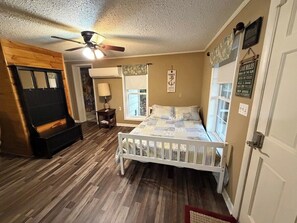 1 bedroom, iron/ironing board, WiFi (free), bed sheets - Lakeside Cottage - Lake, Private Hot Tub (Guild)