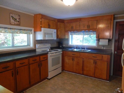 Lakeside Cottage - Lake, Private Hot Tub