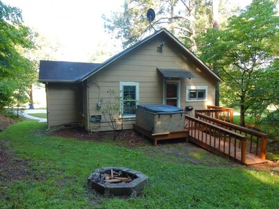LAKE SIDE COTTAGE · NO SUNDAY CHECK INS Lakeside Cottage