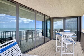 Outdoor dining - 🌊Oceanfront Condo I Breathtaking Ocean and River Views 🐬CH516 (New Smyrna Beach)