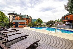 Pool - 5 Star~ GATLINBURG ~Walk to Aquarium, Anakeesta, RedLight #6 -3BR/3BA Sleeps 8 (Gatlinburg)