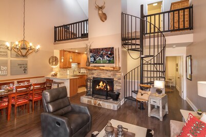 5 Star~ GATLINBURG ~Walk to Aquarium, Anakeesta, RedLight #6 -3BR/3BA Sleeps 8