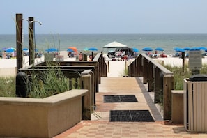 On the beach - Beach Front: Top Floor! Pool Gulf Front King/King/2Fulls Sleeps 8 (Orange Beach)