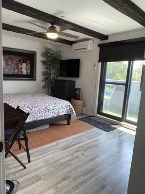 2 bedrooms, desk, iron/ironing board, free WiFi - Cozy Contemporary condo in downtown Saugatuck. Great place for your fall getaway (Saugatuck)