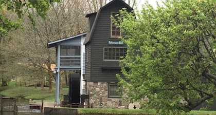 Cozy Contemporary condo in downtown Saugatuck! Few days left in Summer to book!