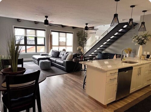 Cozy Contemporary condo in downtown Saugatuck. Great place for your fall getaway