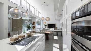 Réfrigérateur, four à micro-ondes, un four, surface de cuisson