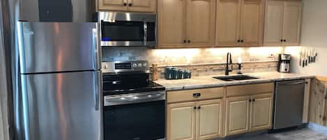 Geladeira, micro-ondas, fogão, cooktop
