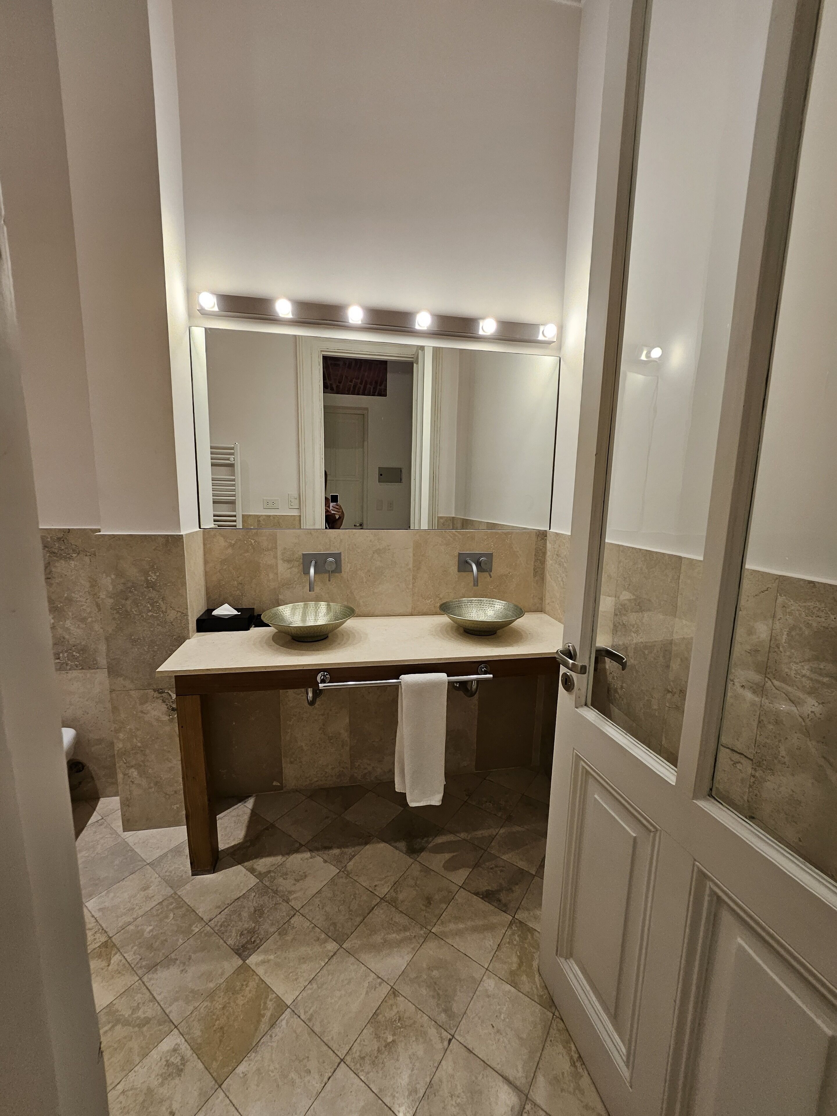 superior suite, 2 single beds | bathroom | combined shower/bathtub, deep-soaking bathtub, rainfall showerhead