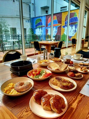 Tägliches Frühstücksbuffet gegen Gebühr