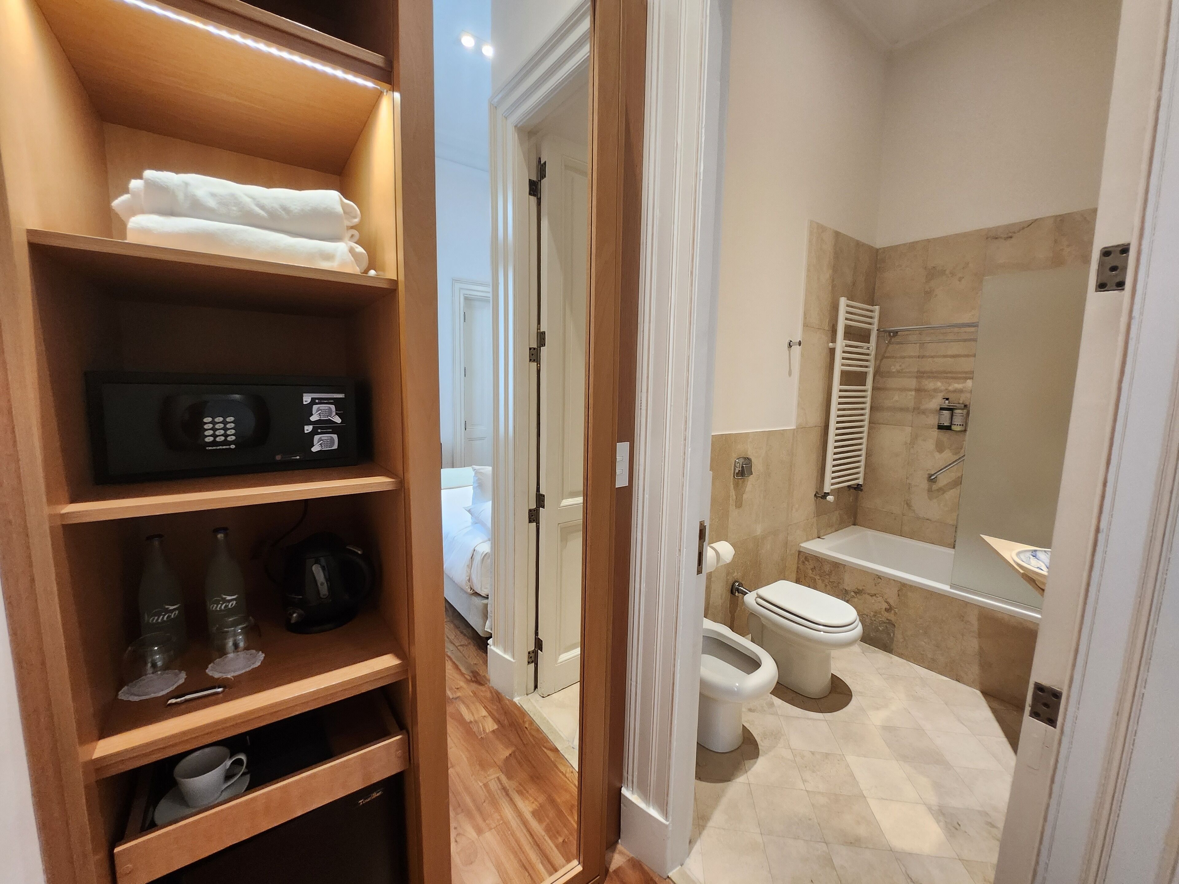 classic twin room, 2 single beds | bathroom | combined shower/bathtub, deep-soaking bathtub, rainfall showerhead