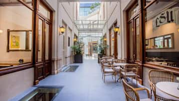 Se ofrece un desayuno bufé (15 USD por persona)