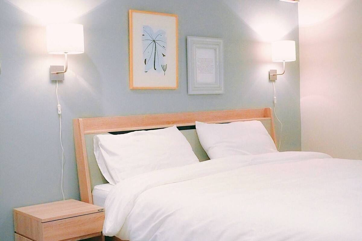 Quarto superior | Escrivaninha, Wi-Fi de cortesia, roupa de cama