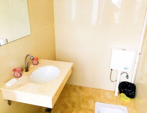 Dusche, Regendusche, kostenlose Toilettenartikel, Haartrockner