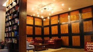 Lobby sitting area - James Joyce Coffetel Jishou North People Road (Xiangxi)