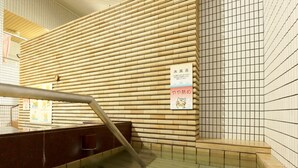 A public bath area with tiled walls and a wooden slat wall. - Tuji Wakuwaku Land Minshuku Chaya (Uozu)