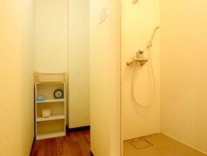 Shower, free toiletries, hair dryer, slippers - Tuji Wakuwaku Land Minshuku Chaya (Uozu)