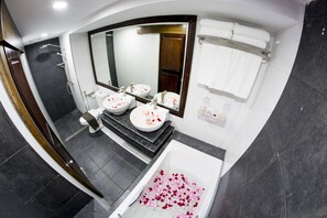 Family Suite | Bathroom | Shower, free toiletries, slippers, towels - Tristar Hotel (Yangon)