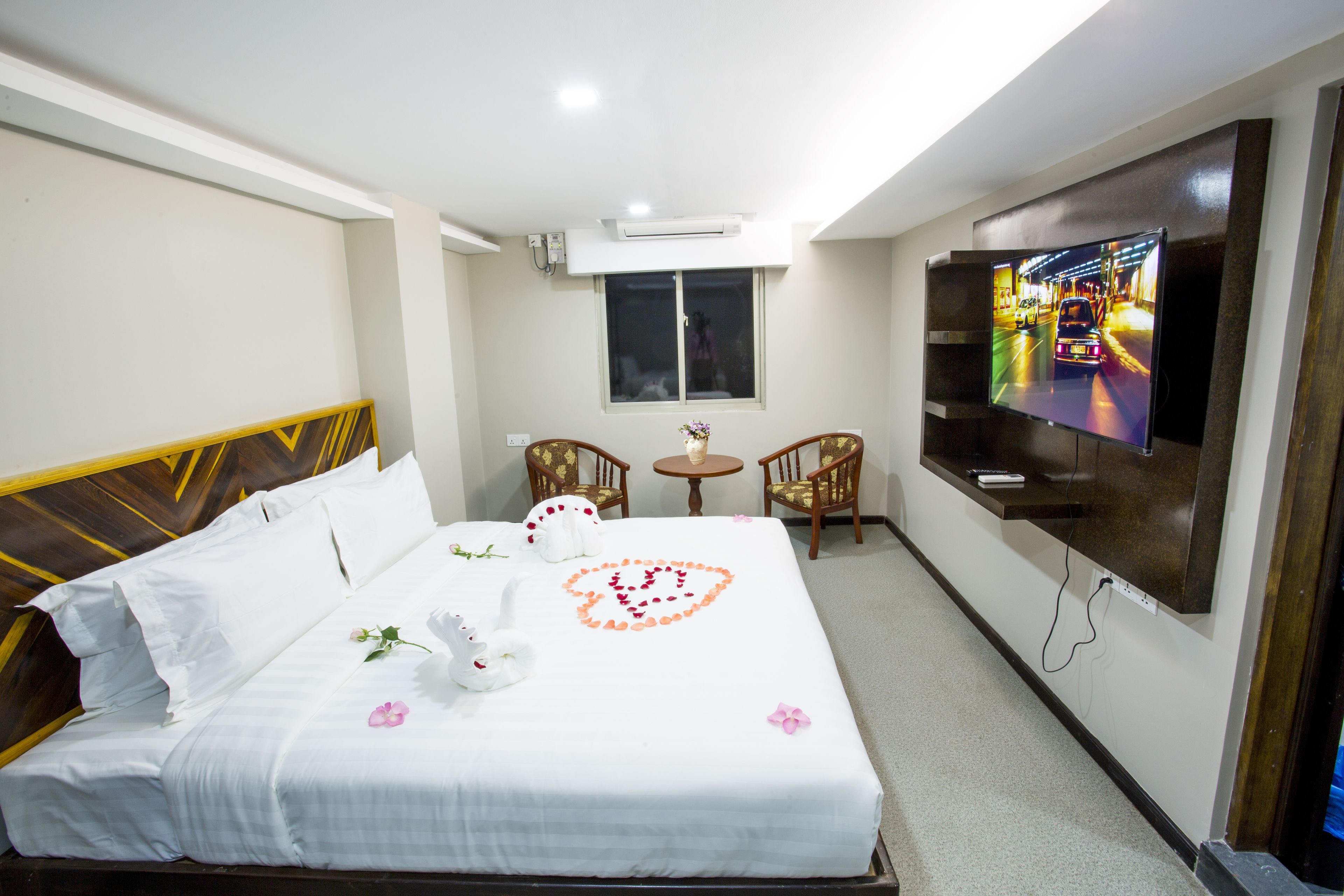 deluxe triple room | minibar, in-room safe, desk, soundproofing