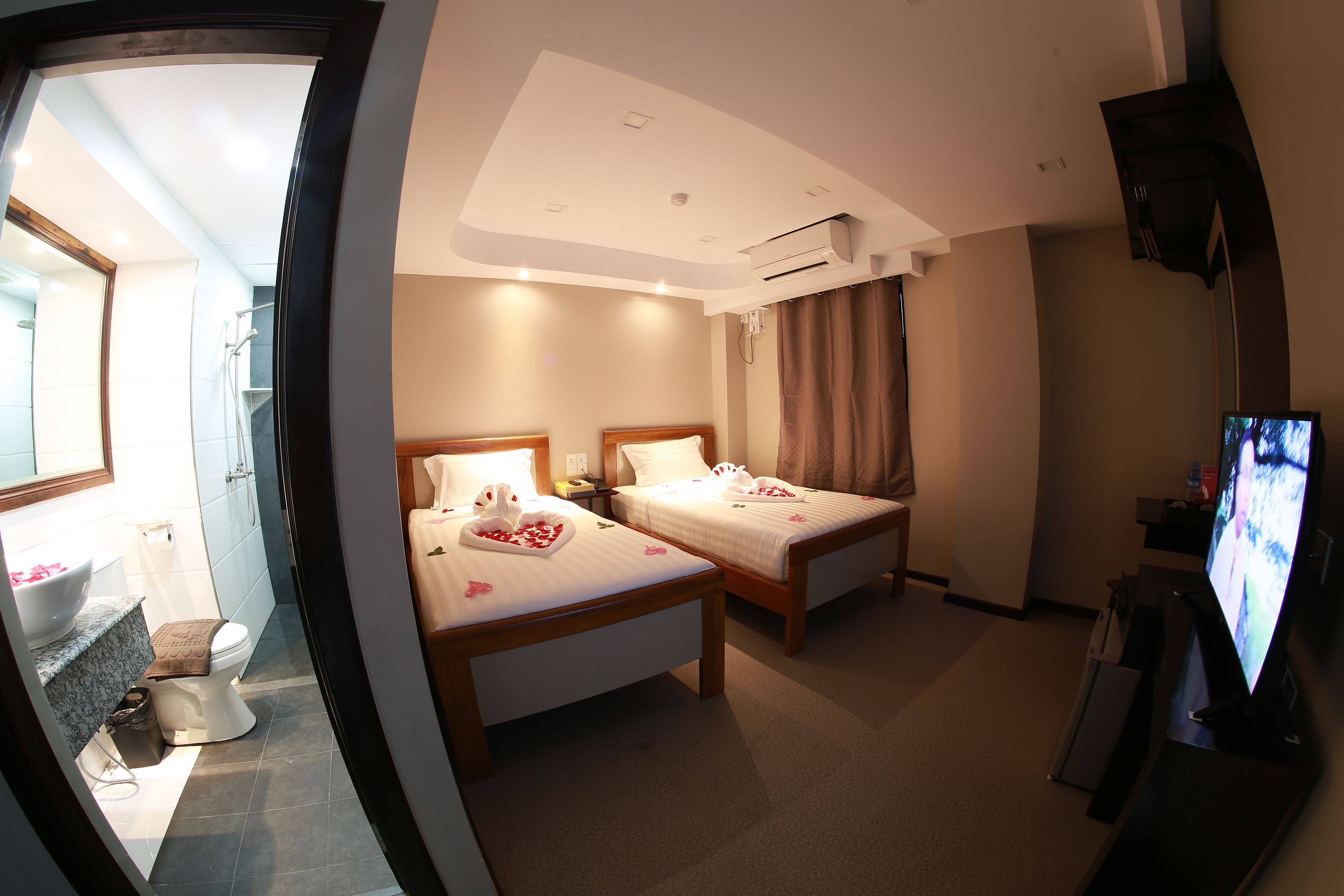 deluxe twin room | minibar, in-room safe, desk, soundproofing