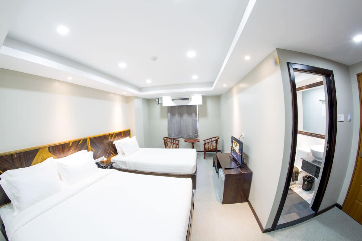 Habitación triple Deluxe | Minibar, caja fuerte, escritorio y sistema de insonorización