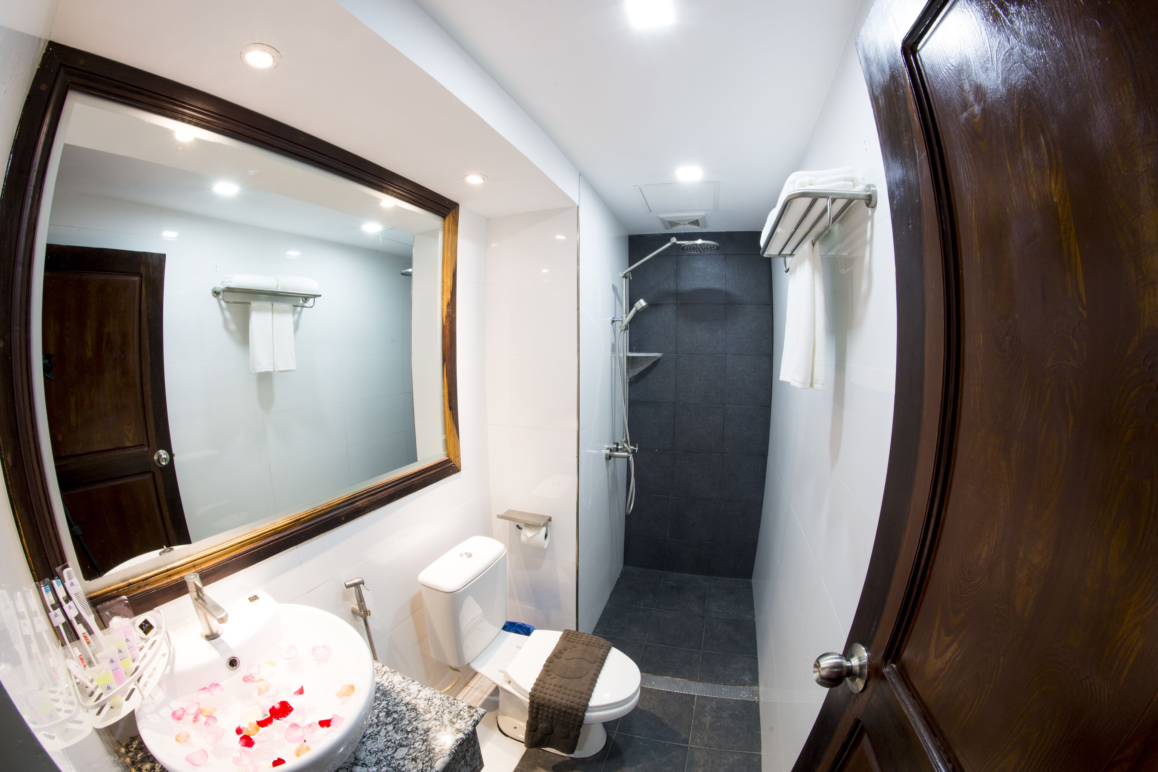 deluxe double room | bathroom | shower, free toiletries, slippers, towels