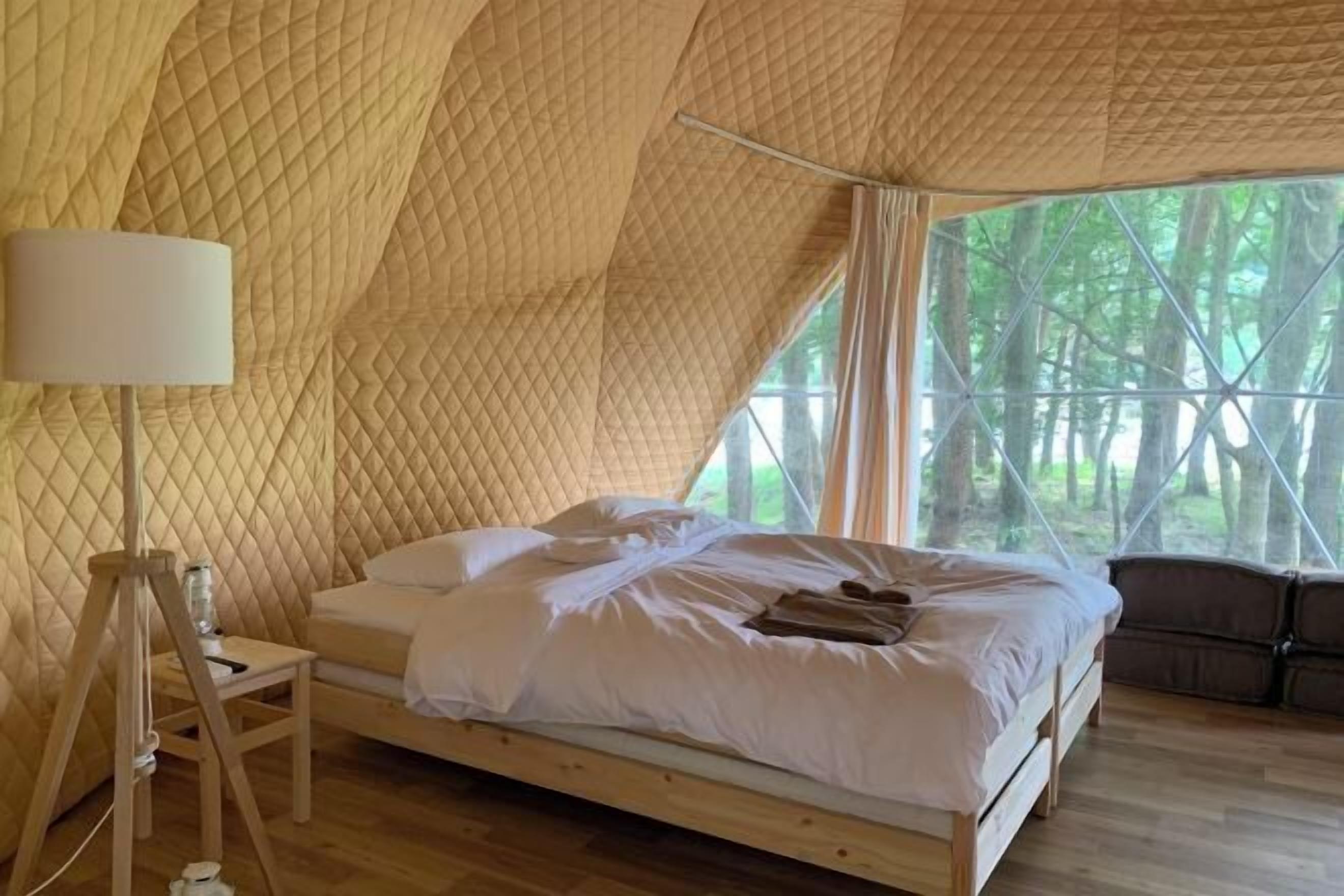 客房內保險箱、書桌、免費無線上網、床單