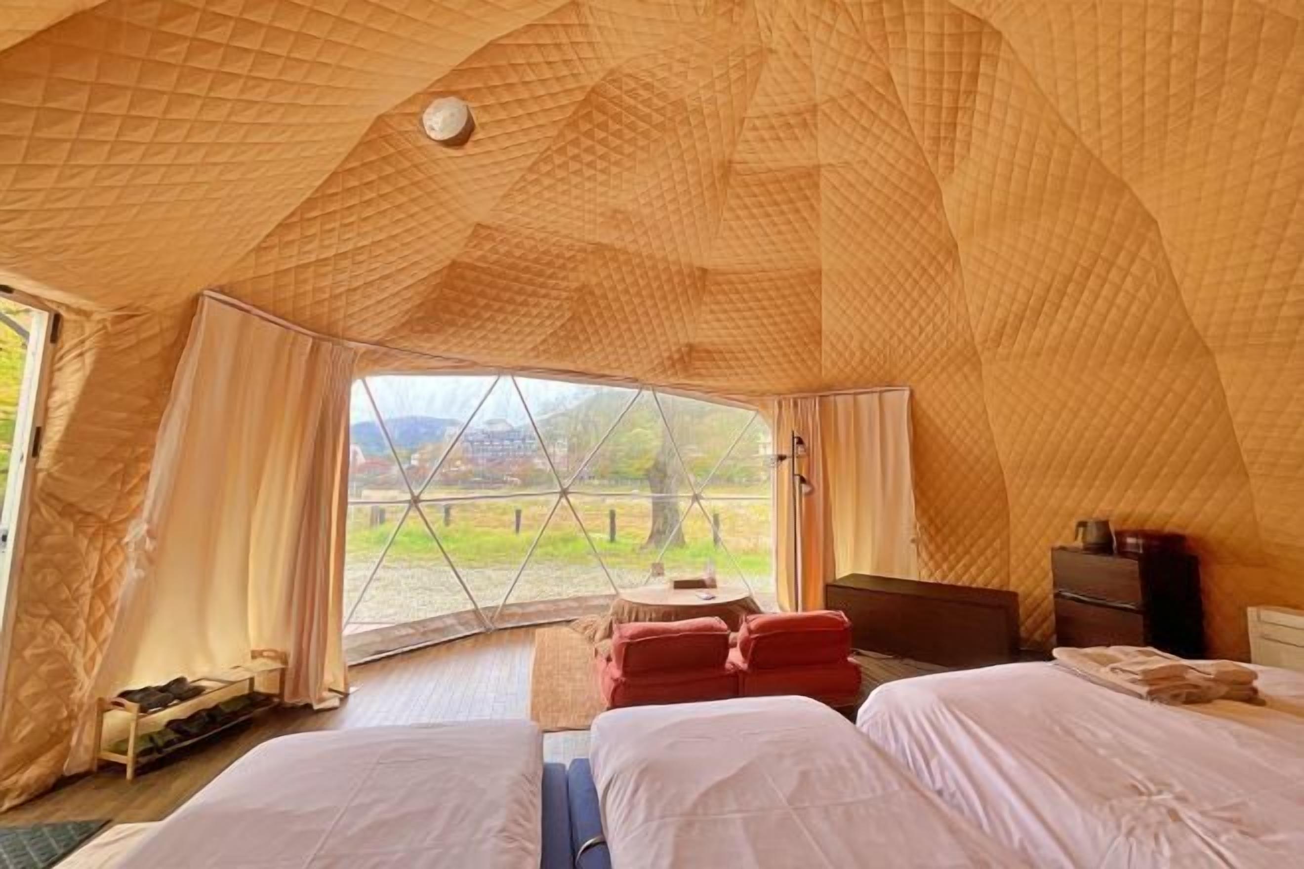 客房內保險箱、書桌、免費無線上網、床單