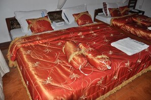Escritorio, wifi gratis y ropa de cama 