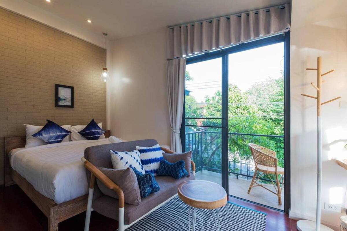 18 Suite | Blackout drapes, WiFi (free)