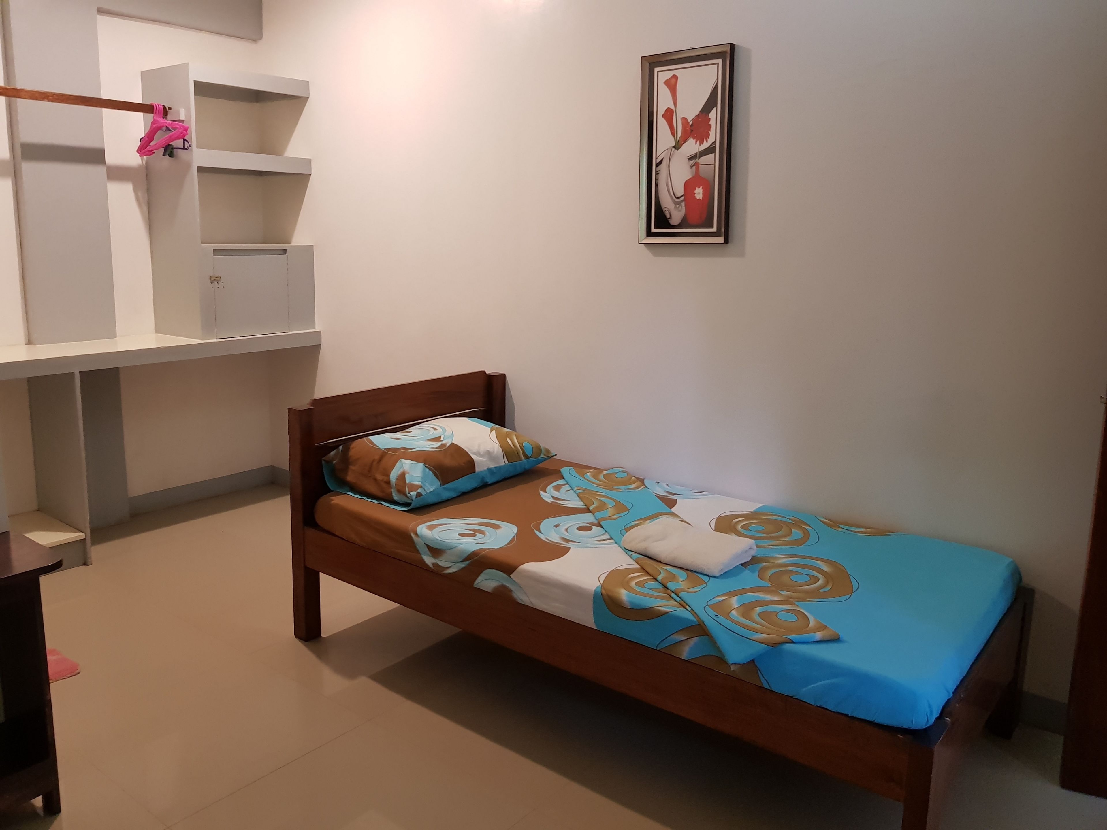 In-room safe, desk, bed sheets