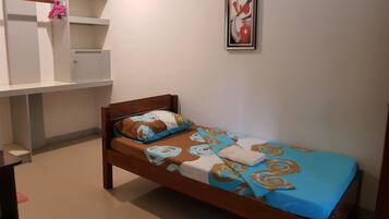 In-room safe, desk, bed sheets