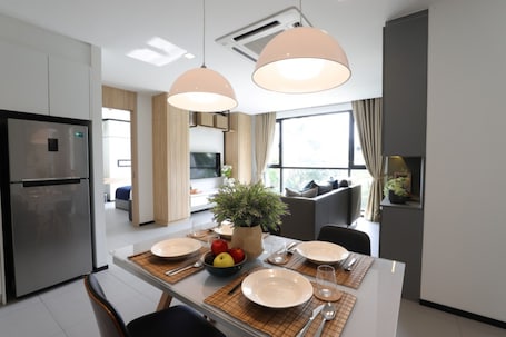 Three Bedroom Royal Suites | Living area | Flat-screen TV, fireplace