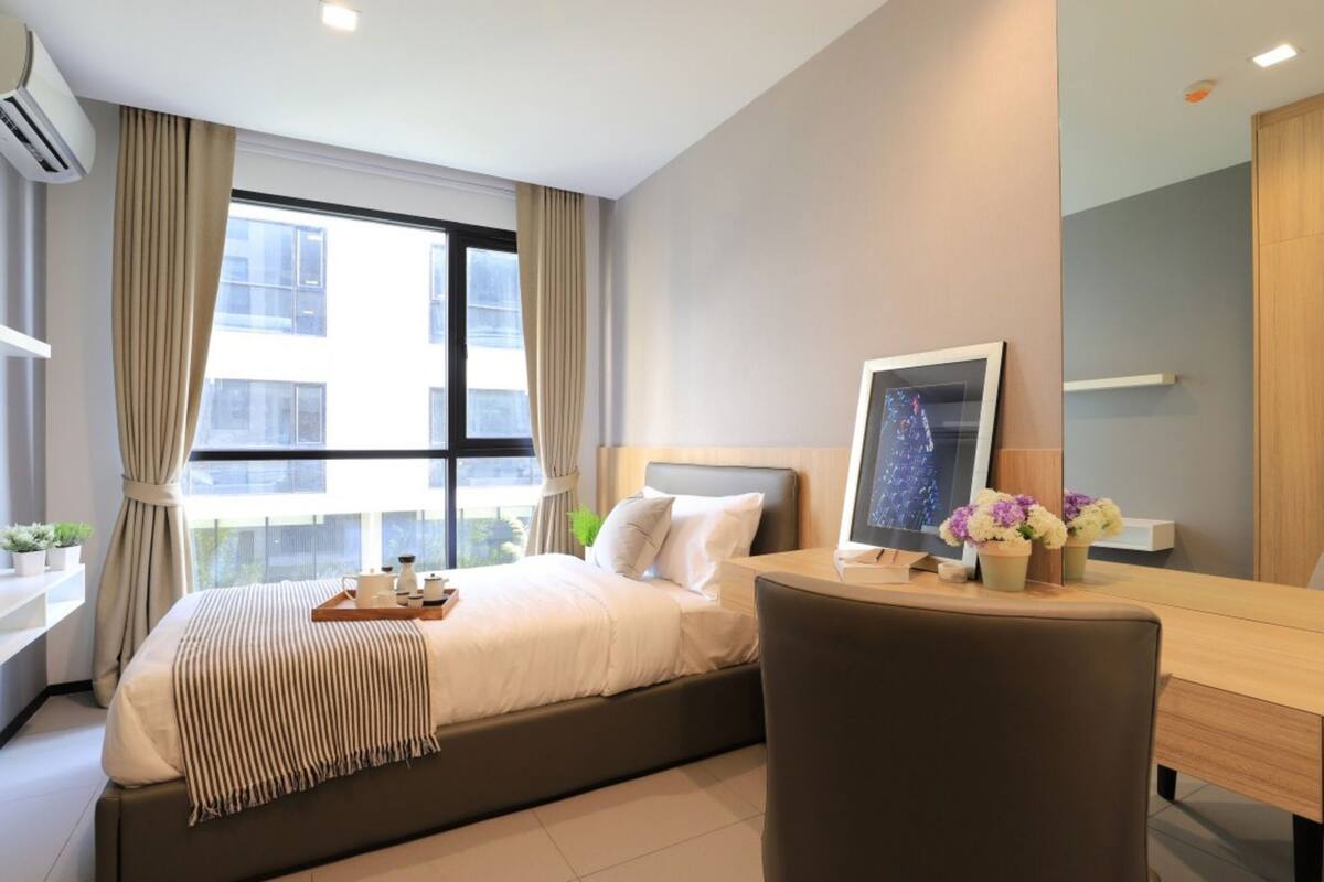 Free minibar items, blackout curtains, soundproofing