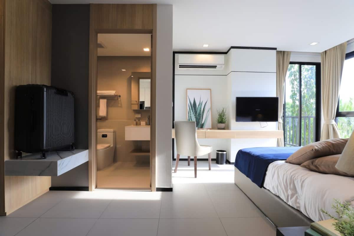 Free minibar items, blackout curtains, soundproofing