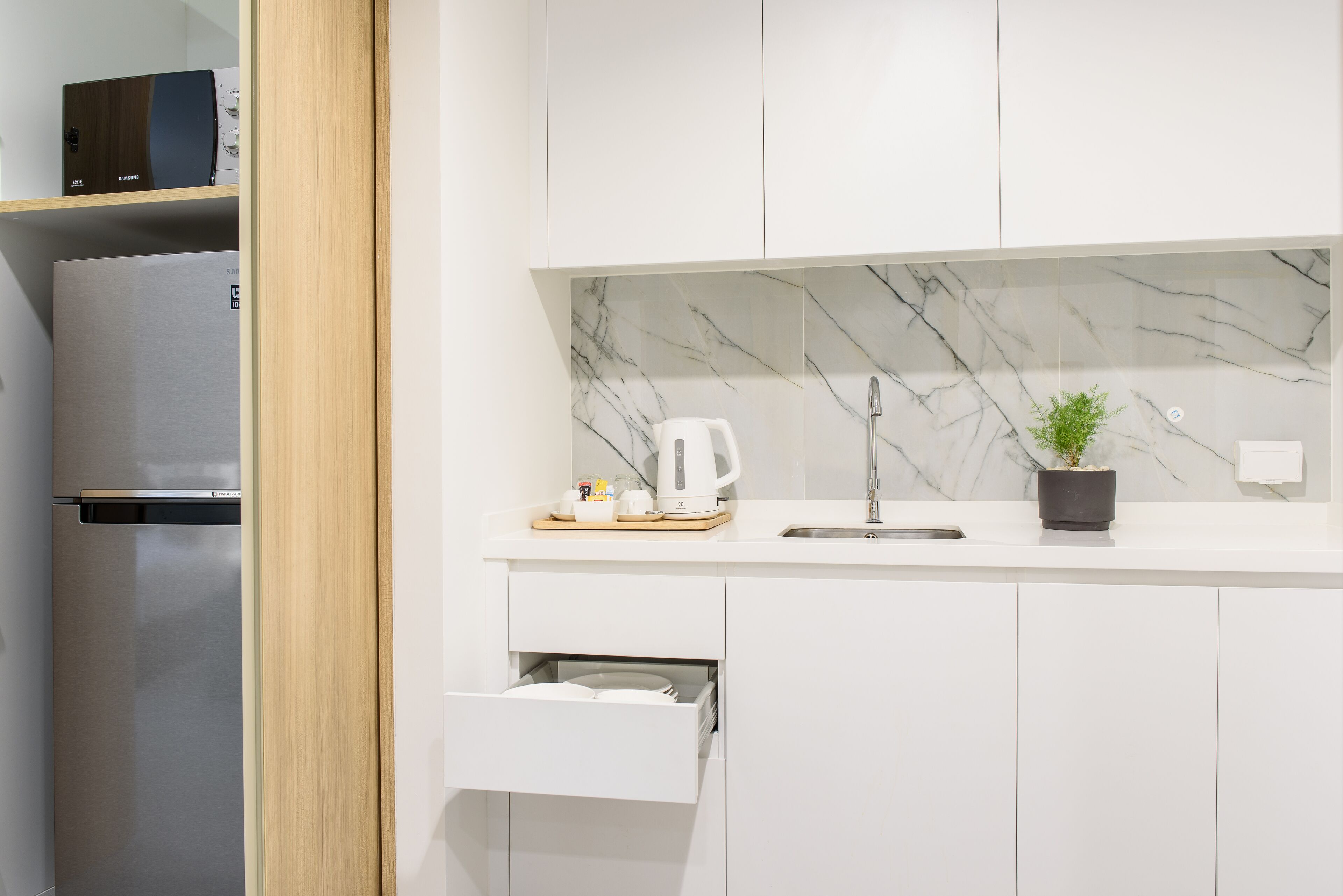 deluxe double room | private kitchenette | fridge, coffee/tea maker