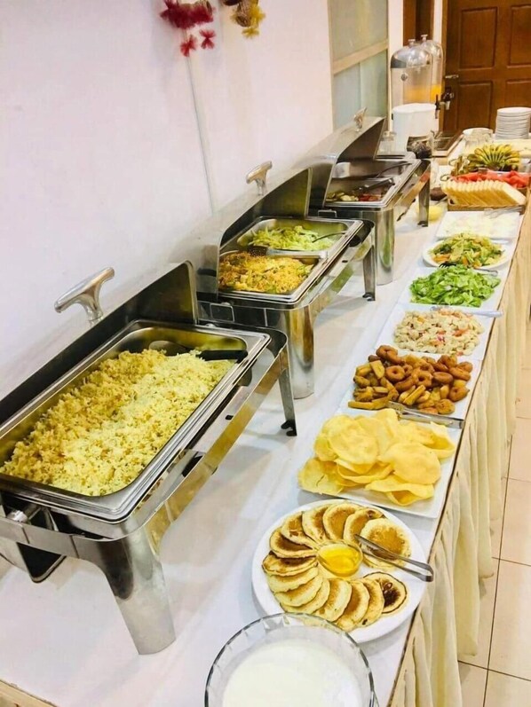 Breakfast, lunch, dinner served; local and international cuisine 