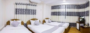 Minibar, desk, iron/ironing board, free WiFi - Thiha Bala Hotel (Pyin Oo Lwin)