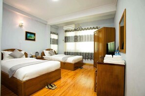 Minibar, desk, iron/ironing board, free WiFi - Thiha Bala Hotel (Pyin Oo Lwin)