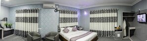 Minibar, escriptori, planxa i posts de planxar i wifi gratuïta 