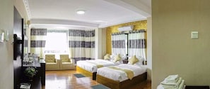 Minibar, desk, iron/ironing board, free WiFi - Thiha Bala Hotel (Pyin Oo Lwin)