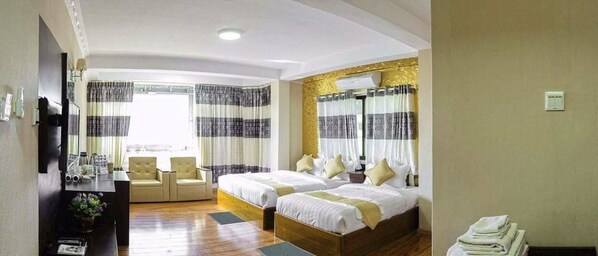 Minibar, desk, iron/ironing board, free WiFi - Thiha Bala Hotel (Pyin Oo Lwin)