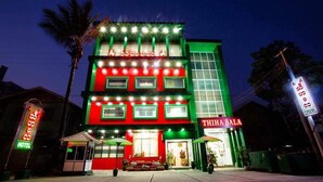Fachada de la propiedad por la tarde o noche