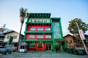 Front of property - Thiha Bala Hotel (Pyin Oo Lwin)