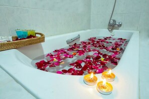 Superior Double or Twin Room | Deep-soaking bathtub - Thiha Bala Hotel (Pyin Oo Lwin)