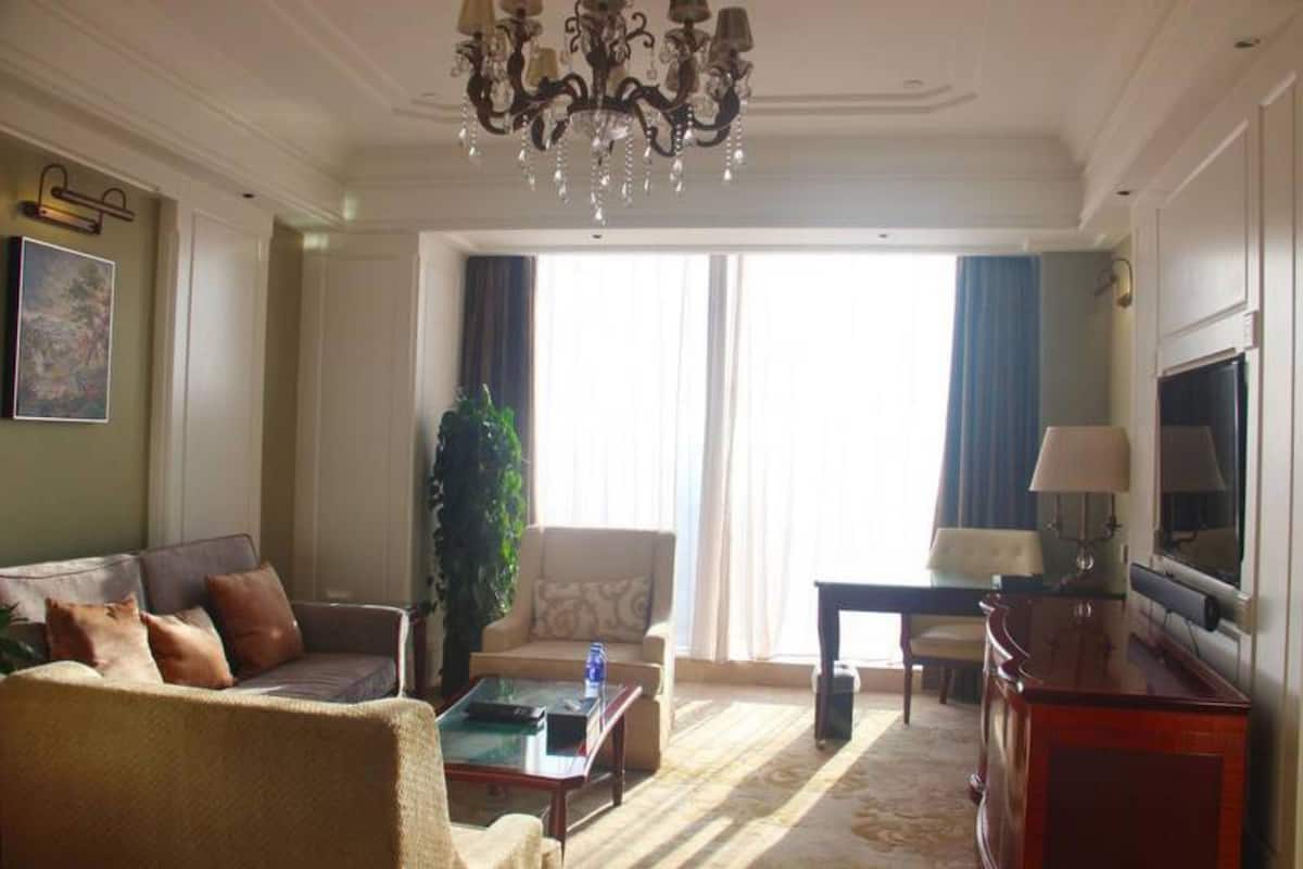 Classic Suite | 1 bedroom, premium bedding, minibar, in-room safe