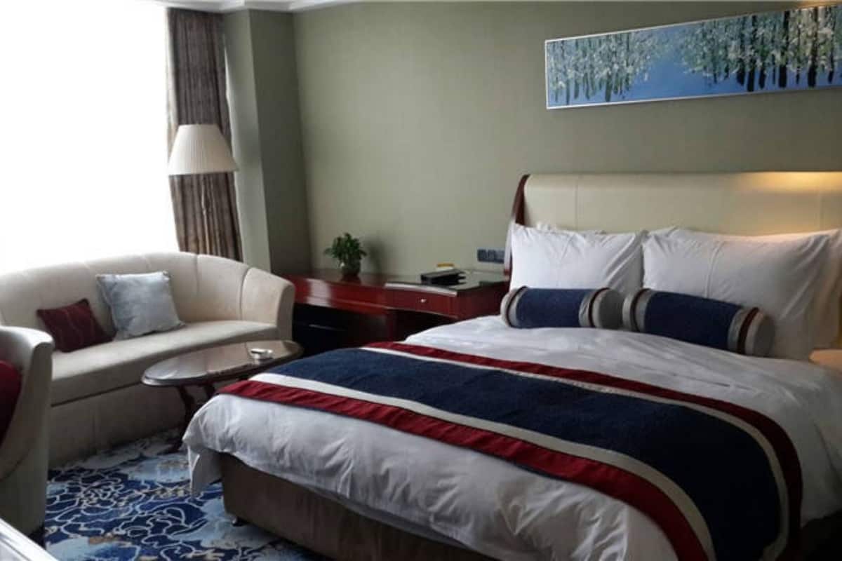 Business Double Room | 1 bedroom, premium bedding, minibar, in-room safe